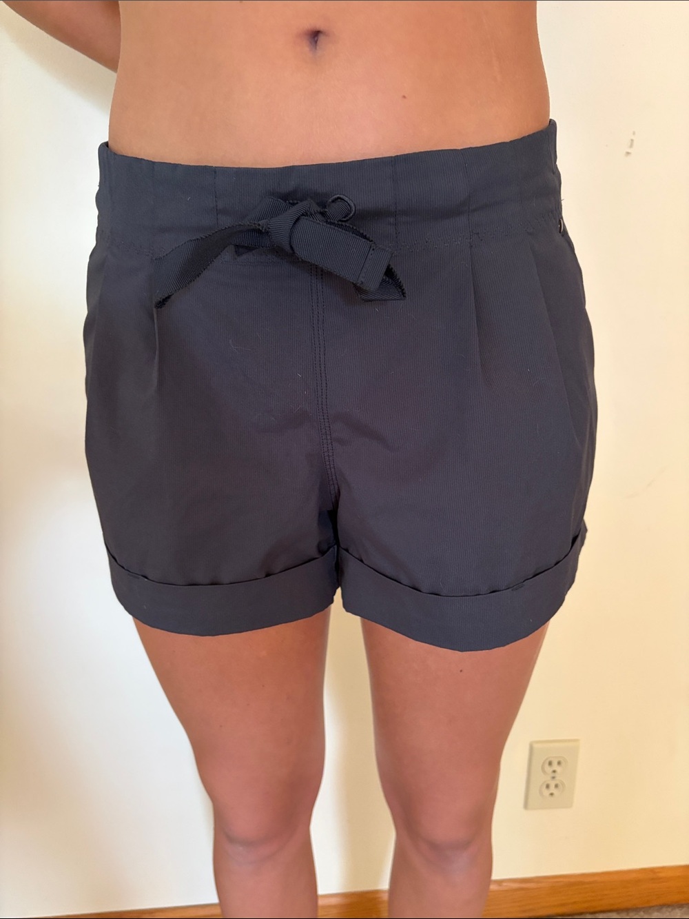 lululemon athletica Women's Drawstring Cuffed Shorts - Charcoal Gray